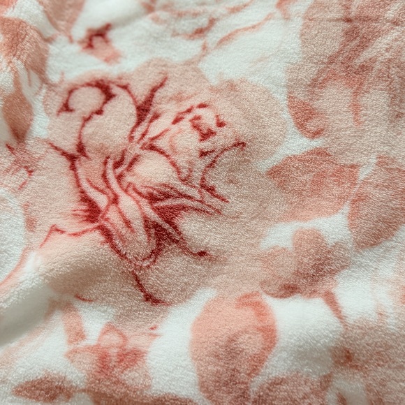 Girls floral rose pink plush throw coquette romantic grandmillennial blanket - Picture 2 of 7